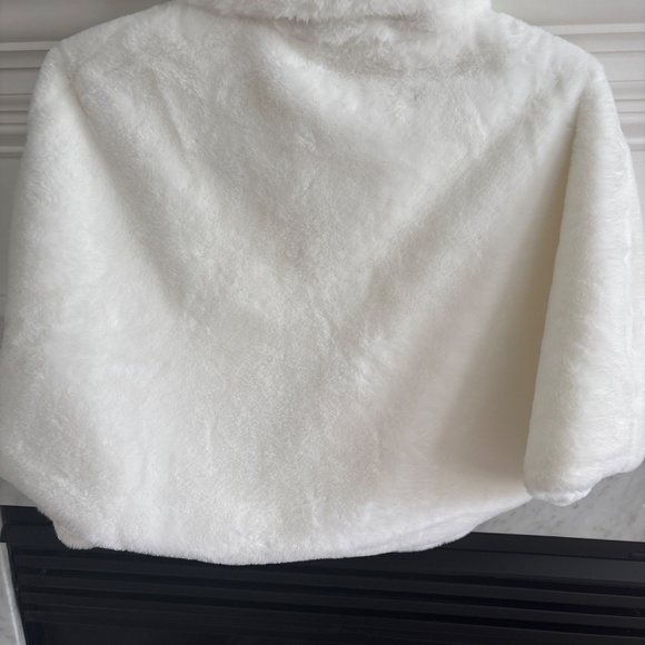 Girls Fur Cape - Picture 5 of 8